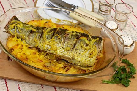 Рыба с картошкой в духовке в сметанном соусе - фото шаг 10