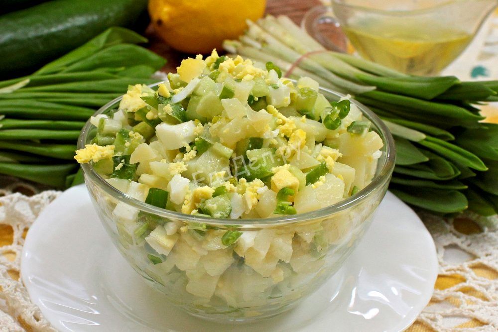 Салат из картофеля с черемшой и яйцом