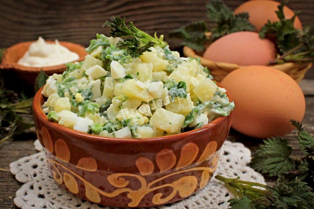 Салат из крапивы с яйцом и картофелем