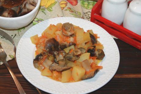 Тушеная картошка с грибами - фото шаг 10