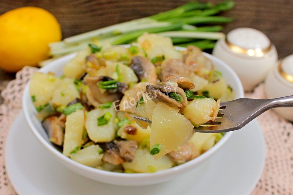 Теплый салат с картофелем, грибами и черемшой