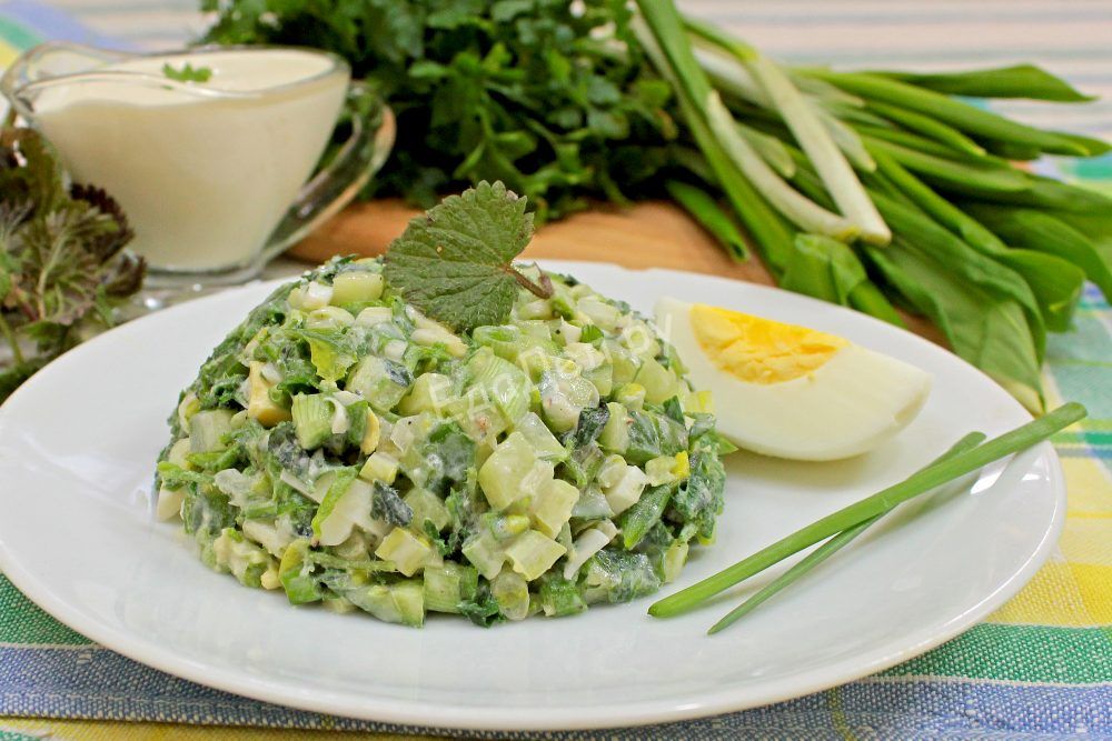 Зеленый салат с черемшой и крапивой