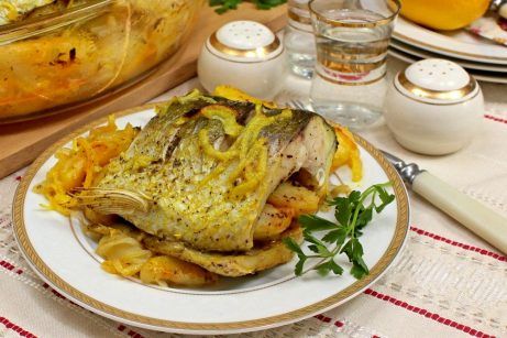 Рыба с картошкой в духовке в сметанном соусе - фото шаг 11