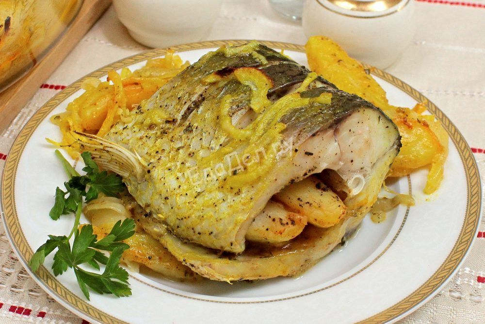 Рыба с картошкой в духовке в сметанном соусе