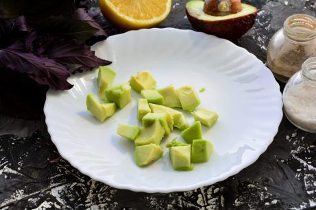 Овощной салат с авокадо - фото шаг 1