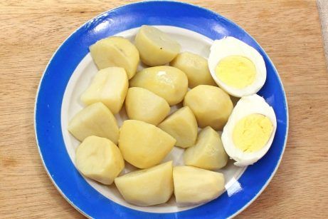 Салат из крапивы с яйцом и картофелем - фото шаг 1