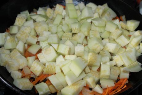 Жареные кабачки с морковью и луком - фото шаг 2