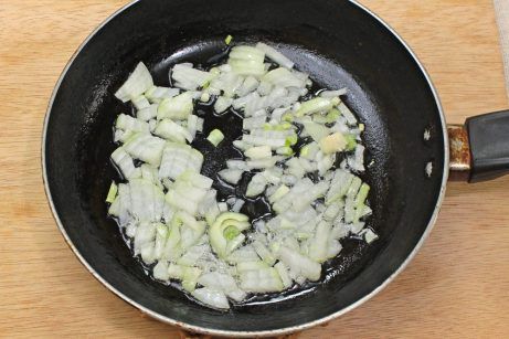 Омлет с овощами и ветчиной на сковороде - фото шаг 1