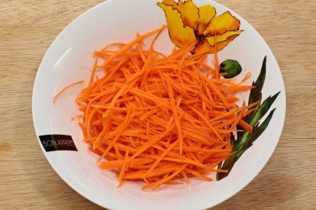 Салат с мандаринами морковью и яблоком - фото шаг 1