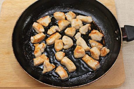 Куриное филе с грибами в сметанном соусе - фото шаг 2