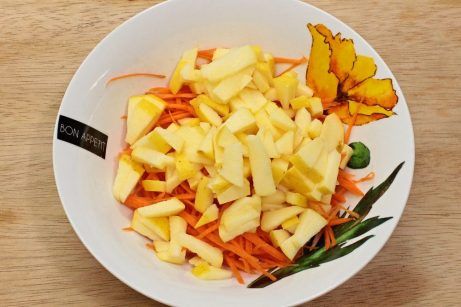 Салат с мандаринами морковью и яблоком - фото шаг 2