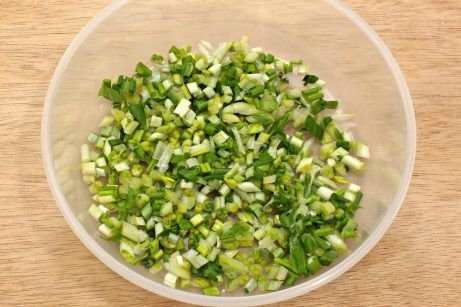 Зеленый салат с черемшой и крапивой - фото шаг 3