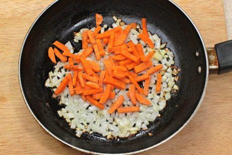 Рыба с морковью и луком, запеченная в духовке в сметане - фото шаг 3