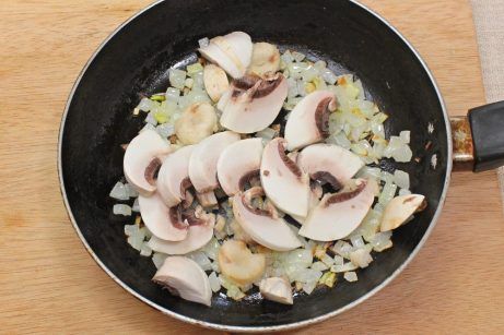 Теплый салат с картофелем, грибами и черемшой - фото шаг 3