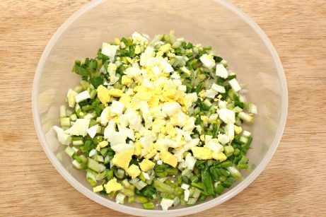 Зеленый салат с черемшой и крапивой - фото шаг 4