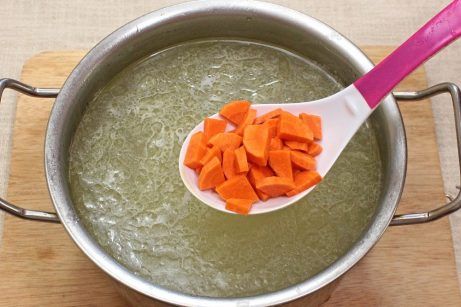 Куриный суп с овощами рисом и черемшой - фото шаг 4
