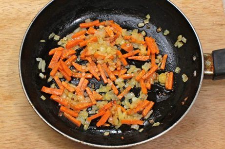 Рыба с морковью и луком, запеченная в духовке в сметане - фото шаг 4