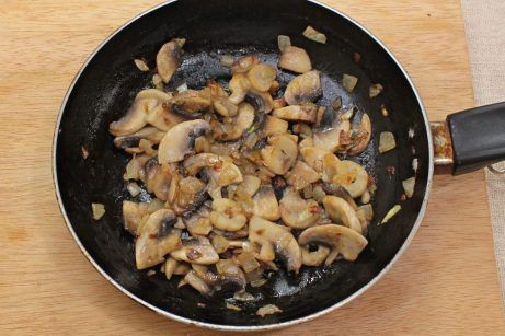 Теплый салат с картофелем, грибами и черемшой - фото шаг 4