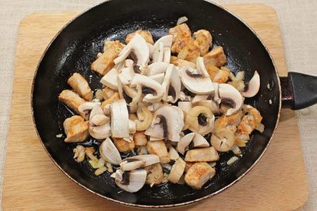 Куриное филе с грибами в сметанном соусе - фото шаг 4