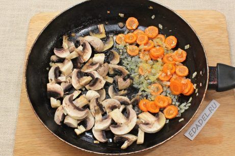 Куриный суп с грибами и вермишелью - фото шаг 4