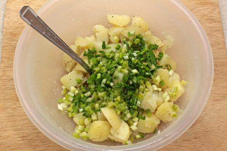 Картофельный салат с черемшой - фото шаг 5