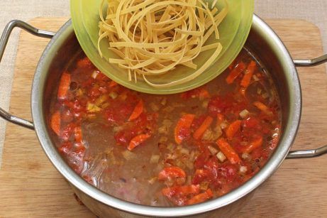 Куриный суп с лапшой и помидорами - фото шаг 5