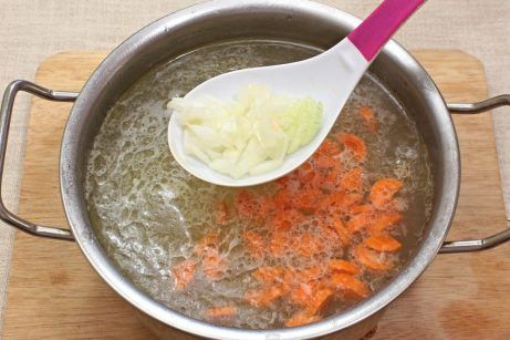 Куриный суп с овощами рисом и черемшой - фото шаг 5