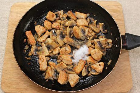Куриное филе с грибами в сметанном соусе - фото шаг 5