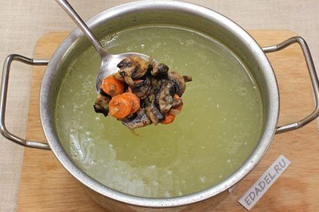 Куриный суп с грибами и вермишелью - фото шаг 5