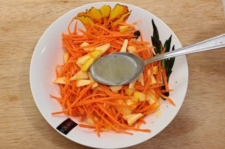 Салат с мандаринами морковью и яблоком - фото шаг 5
