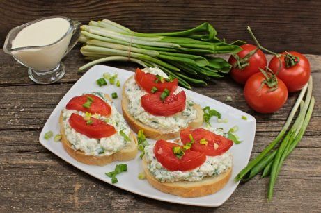 Бутерброды с черемшой, творогом и помидорами - фото шаг 6