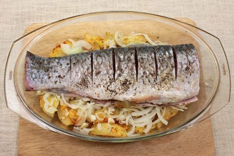 Рыба с картошкой в духовке в сметанном соусе - фото шаг 6