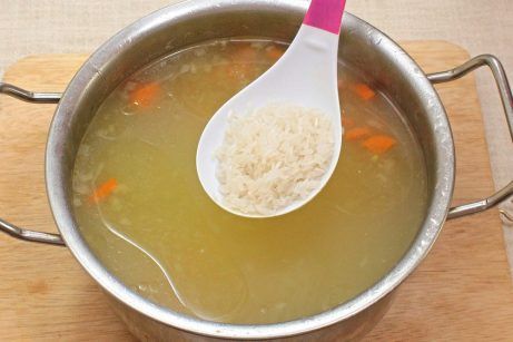 Куриный суп с овощами рисом и черемшой - фото шаг 6