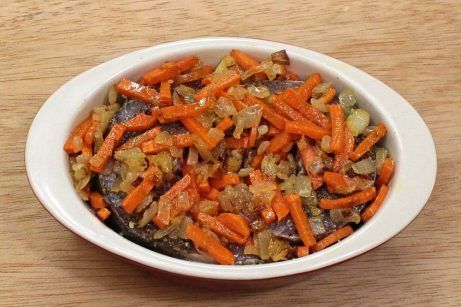Рыба с морковью и луком, запеченная в духовке в сметане - фото шаг 6