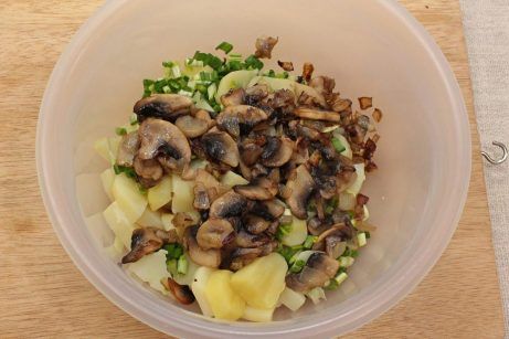 Теплый салат с картофелем, грибами и черемшой - фото шаг 6