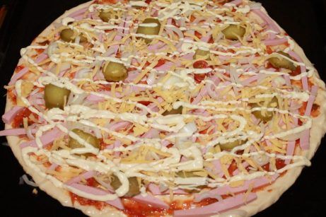 Пицца с колбасой - фото шаг 8