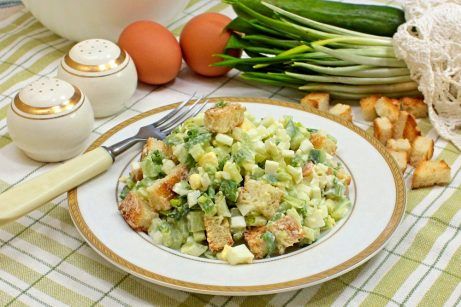 Салат с черемшой, яйцом и сухариками - фото шаг 7