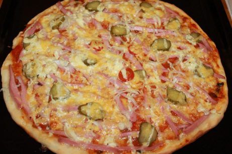 Пицца с колбасой - фото шаг 9