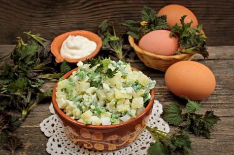 Салат из крапивы с яйцом и картофелем - фото шаг 8