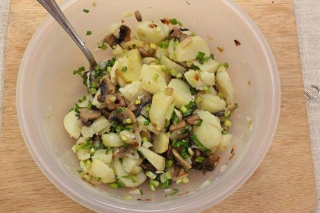 Теплый салат с картофелем, грибами и черемшой - фото шаг 8
