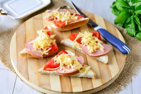 Горячие бутерброды с колбасой, помидорами и сыром в духовке - фото шаг 5