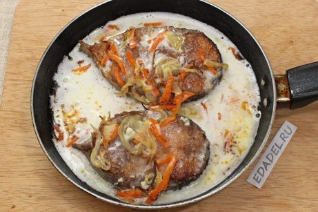 Рыба в чесночно-сметанном соусе на сковороде - фото шаг 9