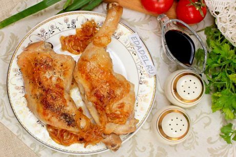 Курица, жареная с луком на сковороде - фото шаг 8