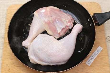 Курица, жареная с луком на сковороде - фото шаг 1