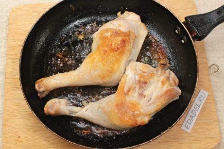 Курица, жареная с луком на сковороде - фото шаг 2