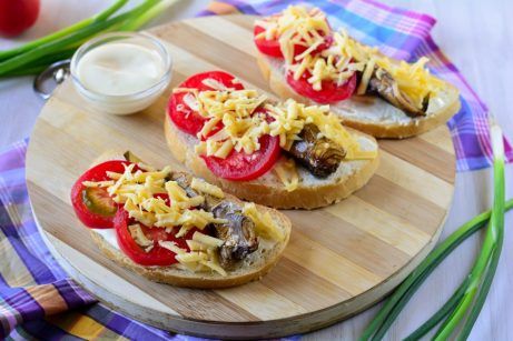 Бутерброды со шпротами, помидорами и сыром в духовке - фото шаг 3