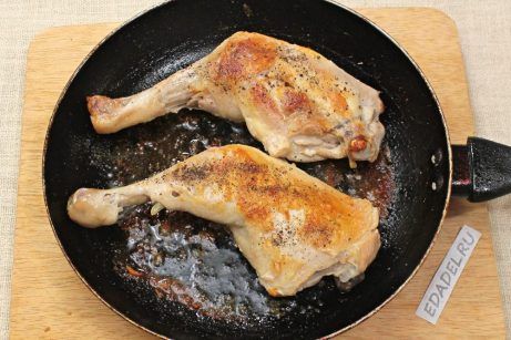 Курица, жареная с луком на сковороде - фото шаг 3