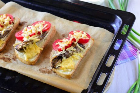 Бутерброды со шпротами, помидорами и сыром в духовке - фото шаг 4