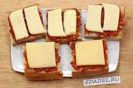 Горячие бутерброды с сыром на сковороде - фото шаг 4