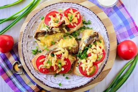Бутерброды со шпротами, помидорами и сыром в духовке - фото шаг 5